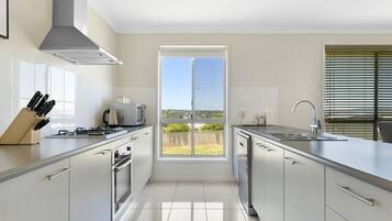 KylskÄp, mikrovÄgsugn, ugn och spishÀll