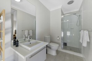 Een bad, handdoeken, shampoo