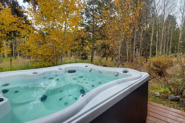 Banyera d'hidromassatge a l'aire lliure