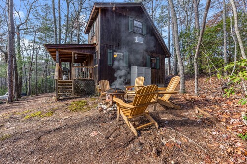 Cozy cabin with fireplace, central AC, full kitchen & firepit - dog-friendly