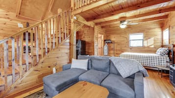 Een televisie en een open haard