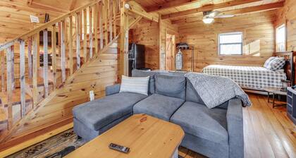 Cozy cabin with fireplace, central AC, full kitchen & firepit - dog-friendly
