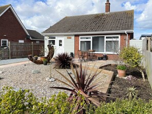 Exterior - Enjoy the seaside with just a short walk to a wonderful, sandy beach. (Scratby)