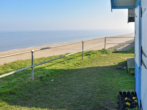 Property grounds - Enjoy the seaside with just a short walk to a wonderful, sandy beach. (Scratby)