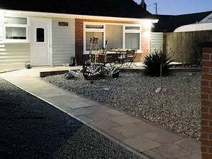 Outdoor dining - Enjoy the seaside with just a short walk to a wonderful, sandy beach. (Scratby)