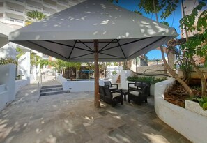 Terrace/patio - Beautiful 1 bedroom apt right in front of large pool (Costa Adeje)