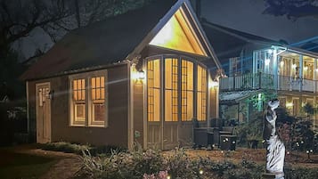 Deluxe Cabin, Garden View