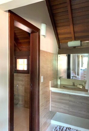 Grand-Apartment | Badezimmer | Dusche, Handtücher