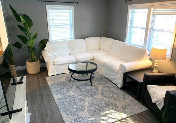 TV - Cozy House on Collage Street  (Quincy)