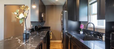 Refrigerador, microondas, horno y parrilla de estufa