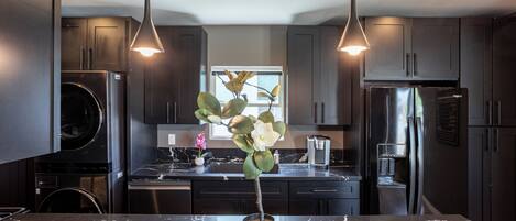 Geladeira, micro-ondas, fogão, cooktop