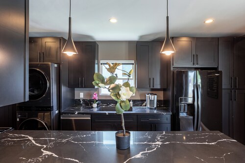 NEWLY Renovated bungalow with *FREE parking*!