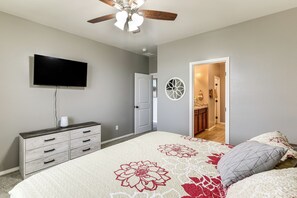 3 bedrooms, iron/ironing board, WiFi, bed sheets - Ski, Hike & Explore: Bellemont Home w/ Fenced Yard (Bellemont)