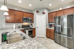 Fridge, microwave, stovetop, dishwasher - Ski, Hike & Explore: Bellemont Home w/ Fenced Yard (Bellemont)