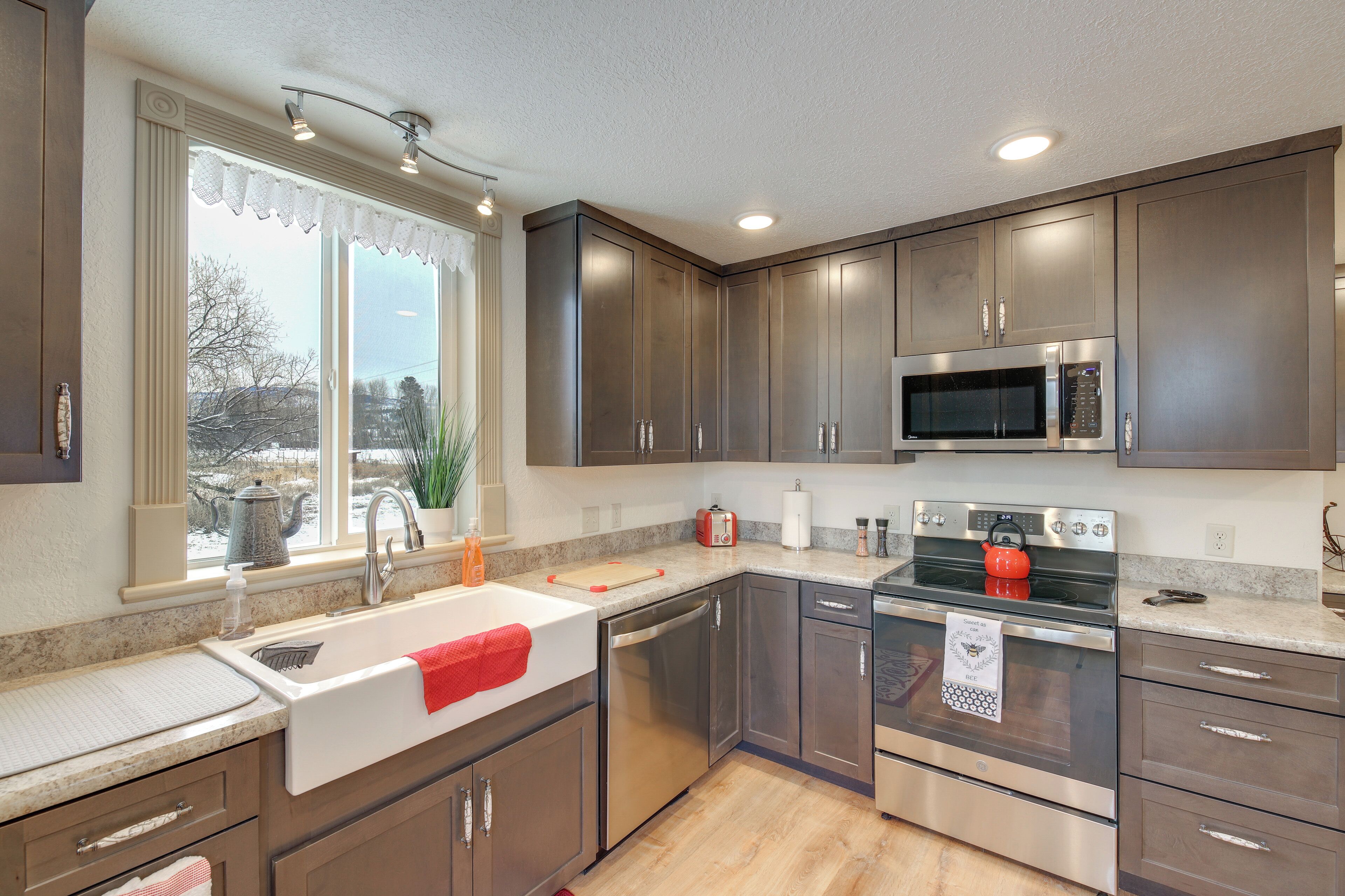 Fridge, microwave, stovetop, dishwasher