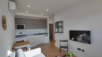 Basic-Apartment | Wohnbereich | 40-Zoll-Smart-TV mit Digitalempfang, Fernseher