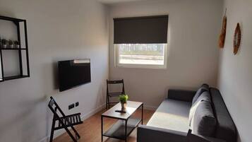 Basic-Apartment | Wohnbereich | 40-Zoll-Smart-TV mit Digitalempfang, Fernseher