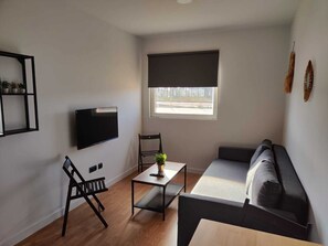 Basic-Apartment | Wohnbereich | 40-Zoll-Smart-TV mit Digitalempfang, Fernseher