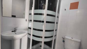 Basic-Apartment | Badezimmer | Dusche, Bidet, Handtücher