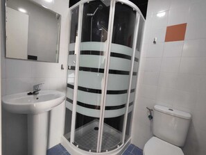 Basic-Apartment | Badezimmer | Dusche, Bidet, Handtücher