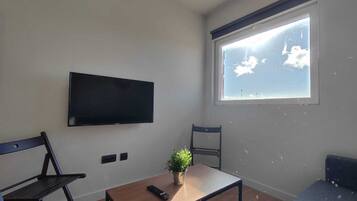 Basic-Apartment | Wohnbereich | 40-Zoll-Smart-TV mit Digitalempfang, Fernseher