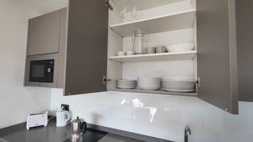 Basic-Apartment | Eigene Küche | Mini-Kühlschrank, Mikrowelle, Herdplatte, Geschirrspüler