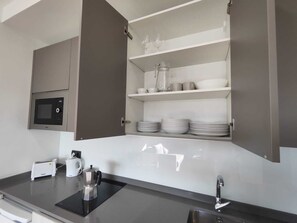 Basic-Apartment | Eigene Küche | Mini-Kühlschrank, Mikrowelle, Herdplatte, Geschirrspüler