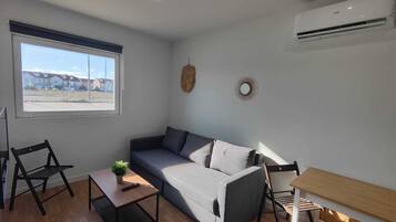 Basic-Apartment | Wohnbereich | 40-Zoll-Smart-TV mit Digitalempfang, Fernseher