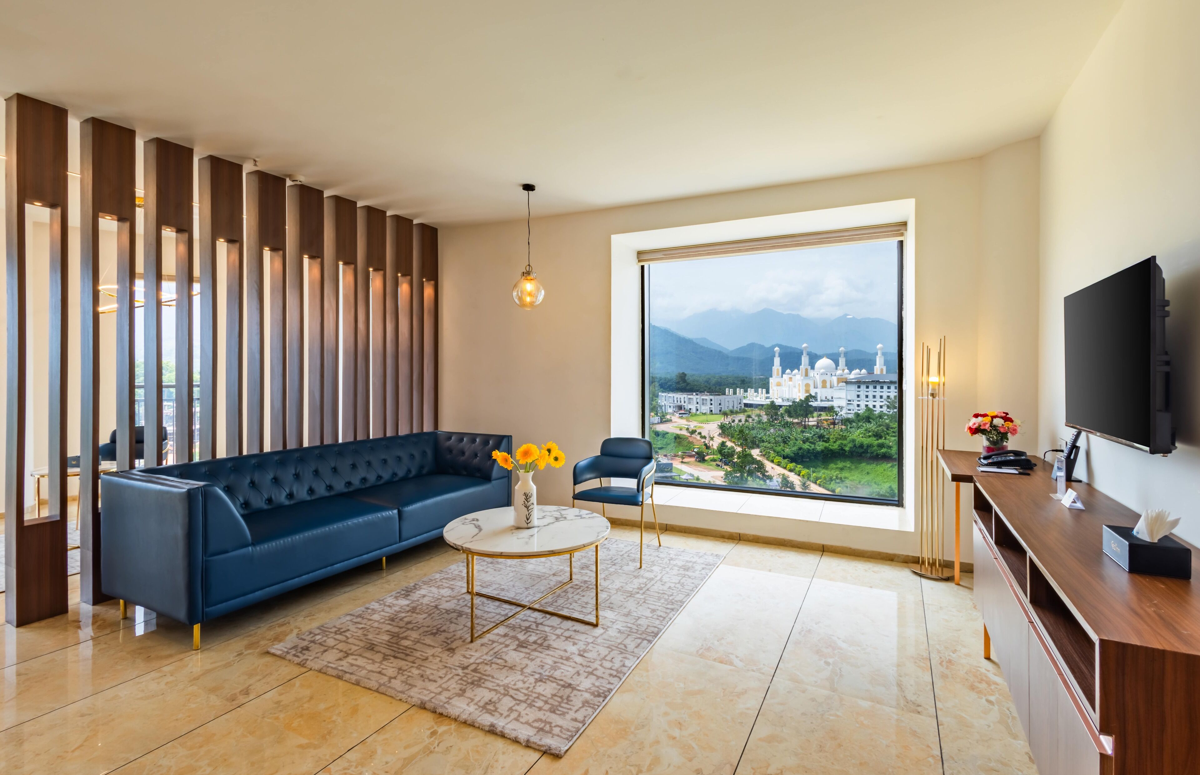 Sultan Grand | Area keluarga | Smart TV 40-inci dengan saluran TV satelit dan TV