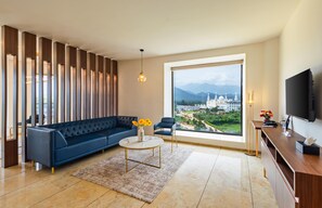 Sultan Grand | Living area | 40-inch Smart TV with satellite channels, TV - Fezinn Hotel (Koyilandy)