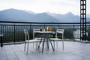 Outdoor pool - Fezinn Hotel (Koyilandy)