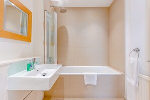 Basic-Haus, Mehrere Betten | Badezimmer | Handtücher, Seife, Shampoo, Toilettenpapier
