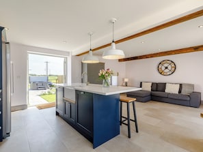 المنشأة من الداخل