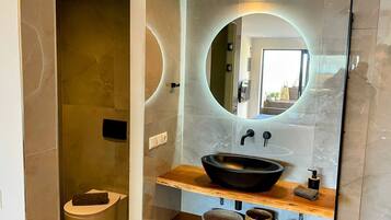 Sèche-cheveux, serviettes fournies, savon, shampoing