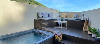 Luxury Suite with a queen's double bed and private jacuzzi.