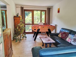 Caminetto, lettore DVD, tavolo da calcetto, tavolo da ping pong