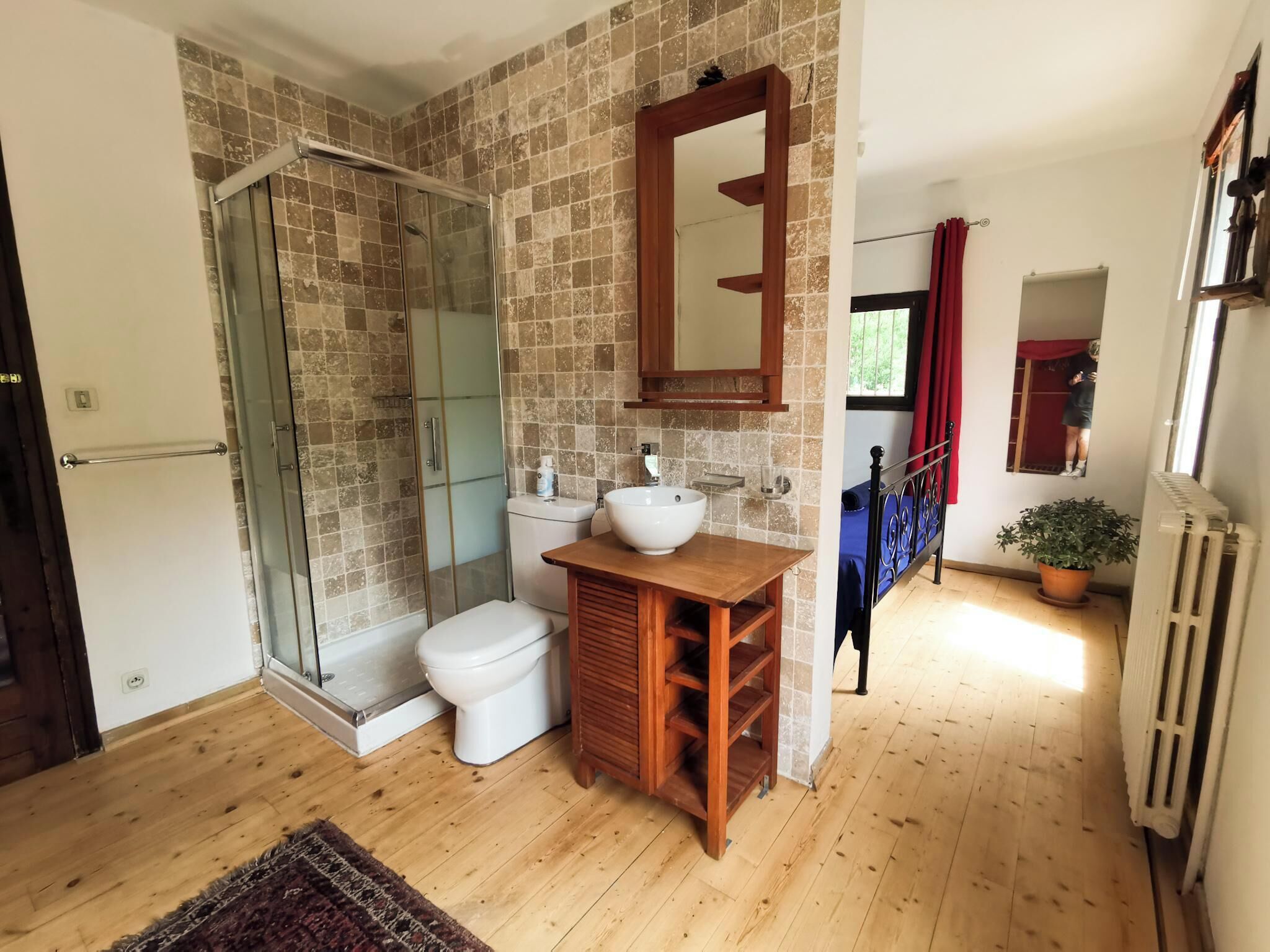 Douche, sèche-cheveux, serviettes fournies, papier toilette