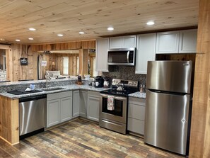 Fridge, microwave, oven, stovetop - Rustic Romantic Ridgeview Cottage at Autumn Ridge (Lexington)
