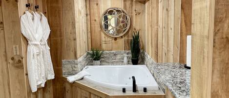 吹风机、毛巾、肥皂、洗发水