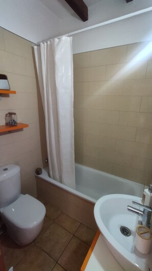 Sèche-cheveux, serviettes fournies, savon, shampoing