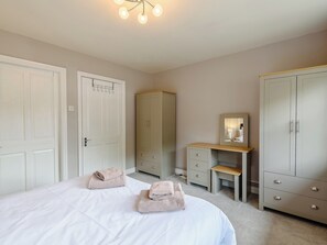 3 bedrooms, free WiFi, bed sheets - 3 bedroom accommodation in Ashby cum Fenby (Ashby cum Fenby)