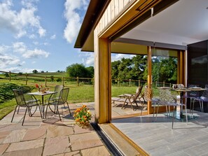 Outdoor dining - 2 bedroom accommodation in Chard (Chard)