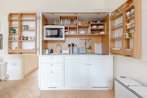 Fridge, microwave, stovetop, dishwasher