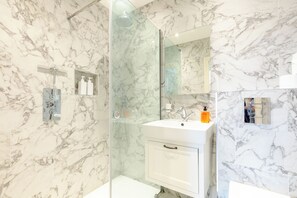 Dusche, Haartrockner, Handtücher, Seife