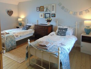 2 bedrooms, free WiFi, bed sheets - 2 bedroom accommodation in Auchmithie near Arbroath (Auchmithie near Arbroath)
