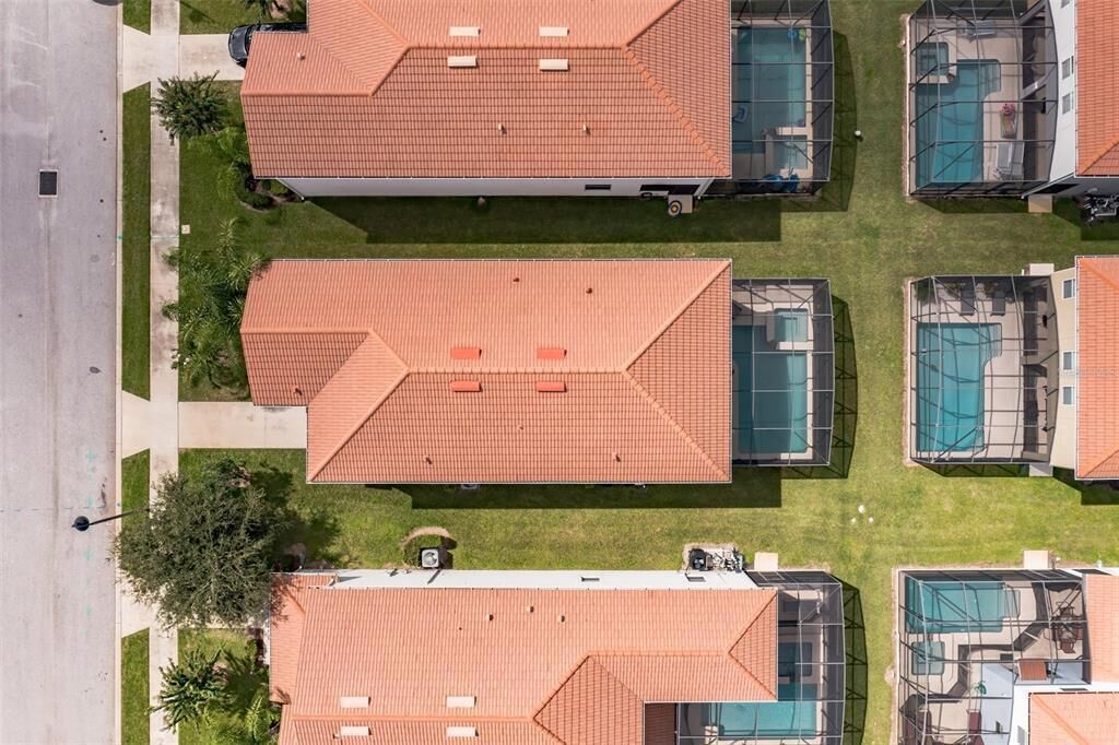 Una zona residencial con varias casas, cada una con techo de tejas y ventanas visibles.