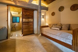 1 habitación, ropa de cama de alta calidad, cubrecamas y escritorio 