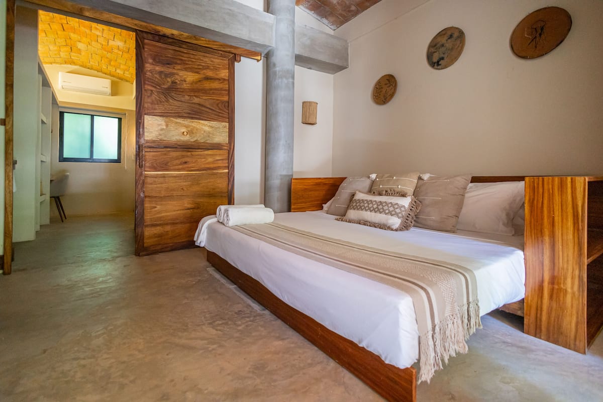 Premium-Loft | 1 Schlafzimmer, hochwertige Bettwaren, Daunenbettdecken, Schreibtisch