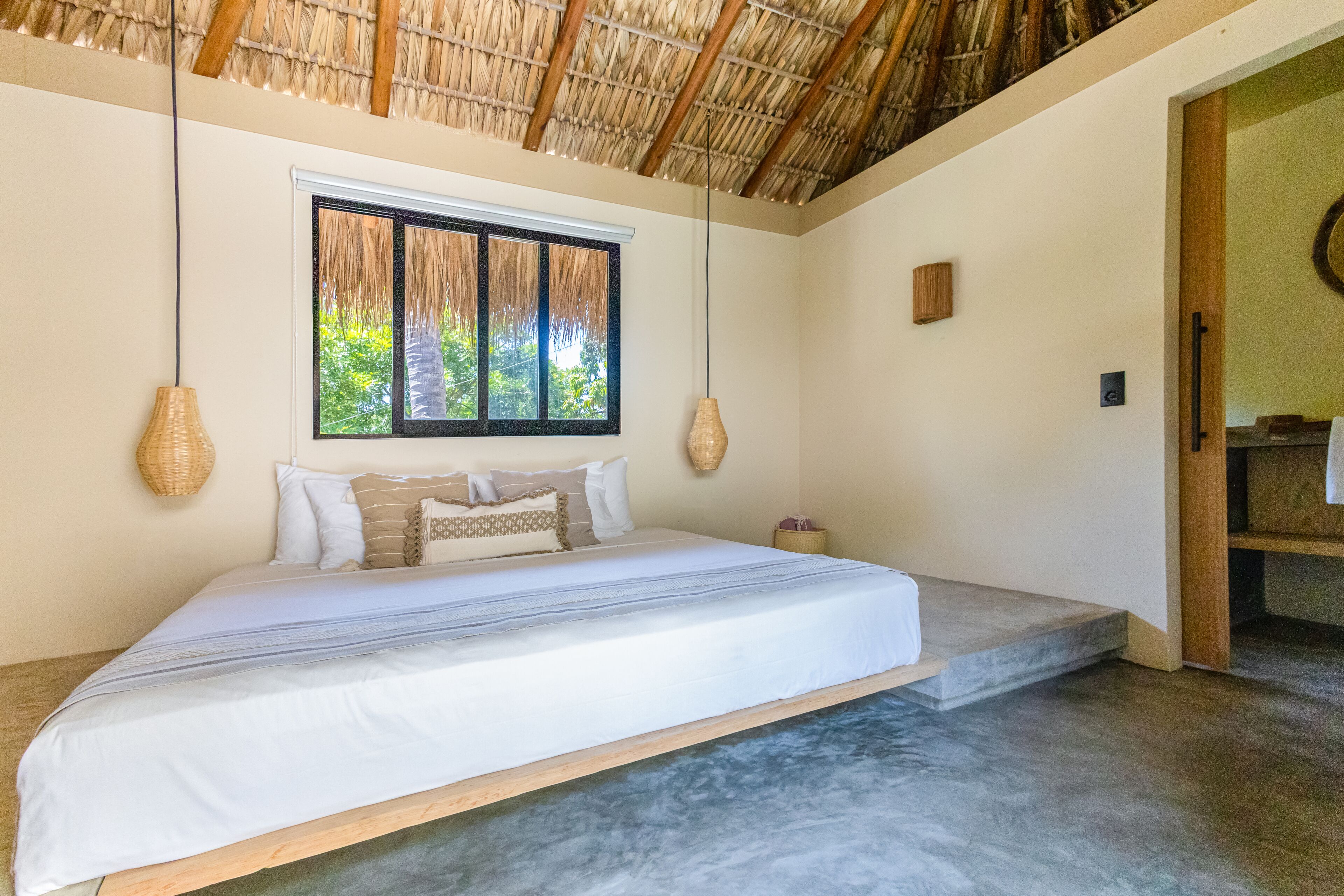 Deluxe-bungalow | 1 makuuhuone, ylelliset vuodevaatteet, untuvapeitot, työpöytä