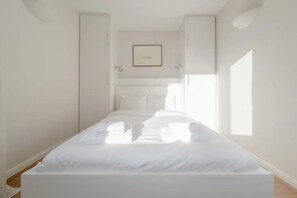 Basic Apartment, 1 Double Bed | 1 bedroom, bed sheets - Bright and Central 1 Bedroom Flat (London)